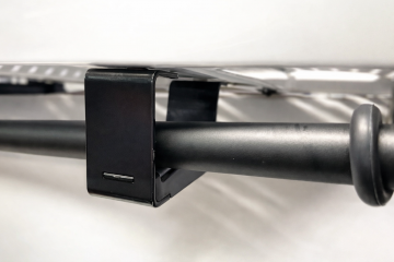 Stuurstanggeleider gemonteerd onder de bak van een Urban Arrow Family