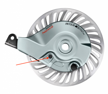 Rollerbrake achternaaf met pijl naar rubberen smeerdopje voor naafvet